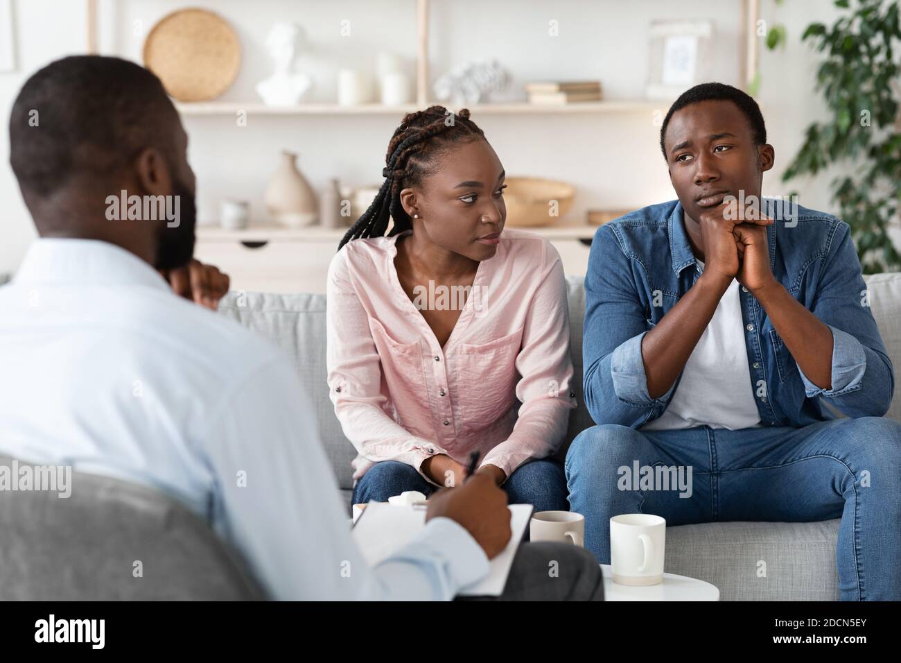 Familienberatung. Junge Schwarze Ehegatten Mit Treffen Bei Ehe Therapeuten Büro Stockfoto