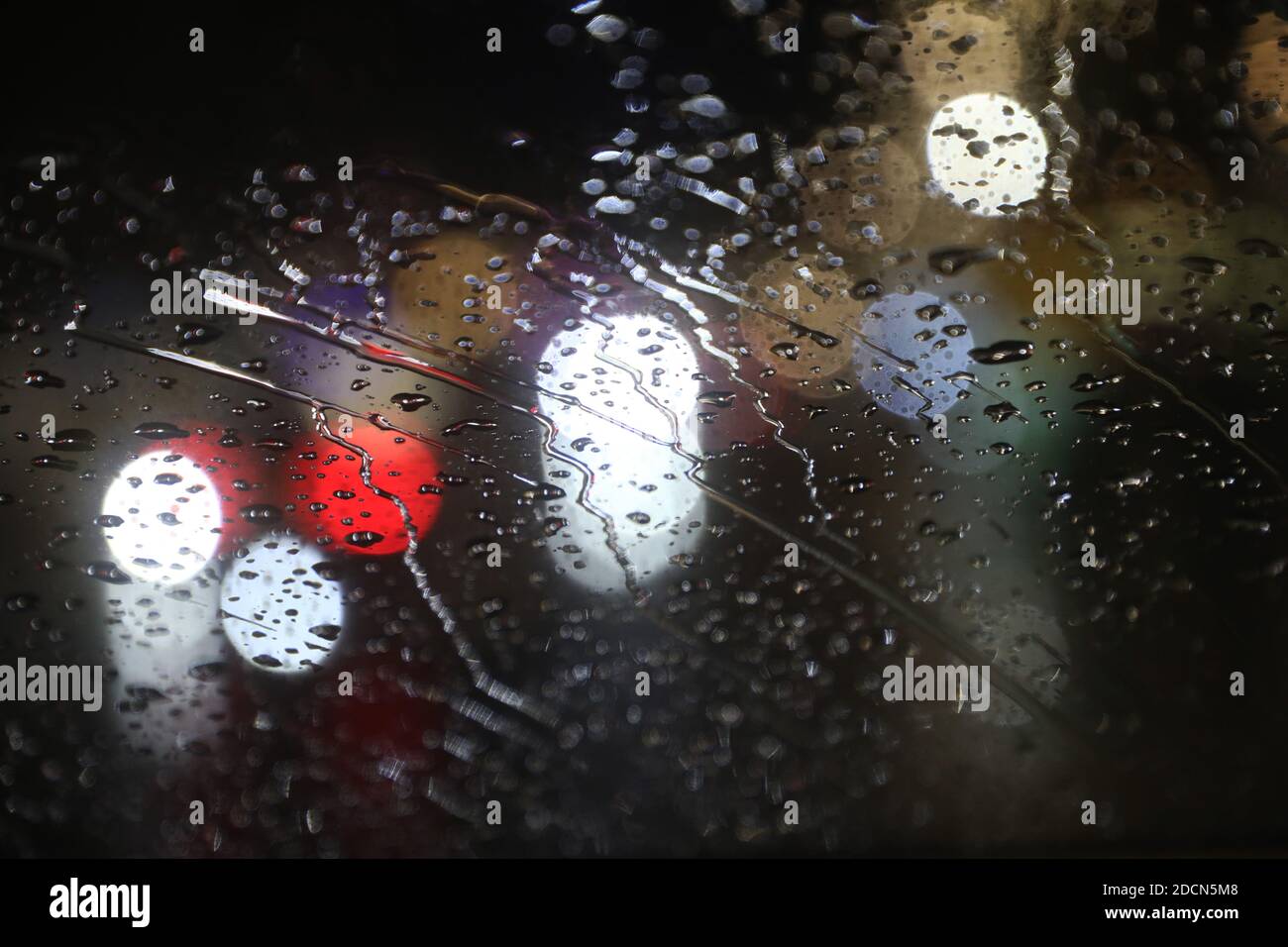 MJÖLBY, SCHWEDEN- 21. NOVEMBER 2020: Regentropfen an der Windschutzscheibe eines Autos an einem regnerischen Herbsttag. Foto Jeppe Gustafsson Stockfoto