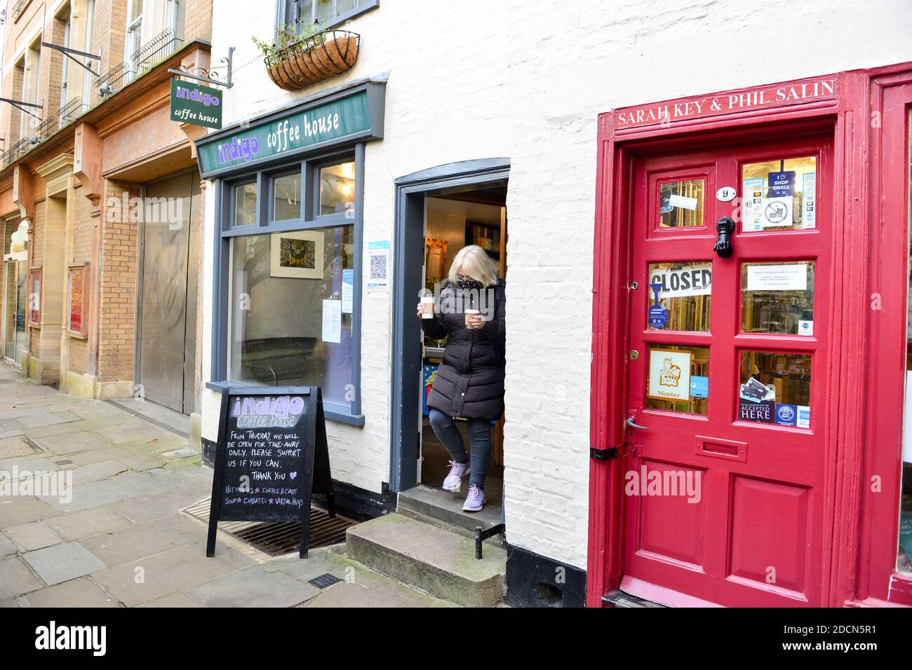 Cambridge UK, England , 07-11-2020. Weiblich, trägt Gesichtsmaske, lässt Cafe nur offen für Take Away Bestellungen. Stockfoto