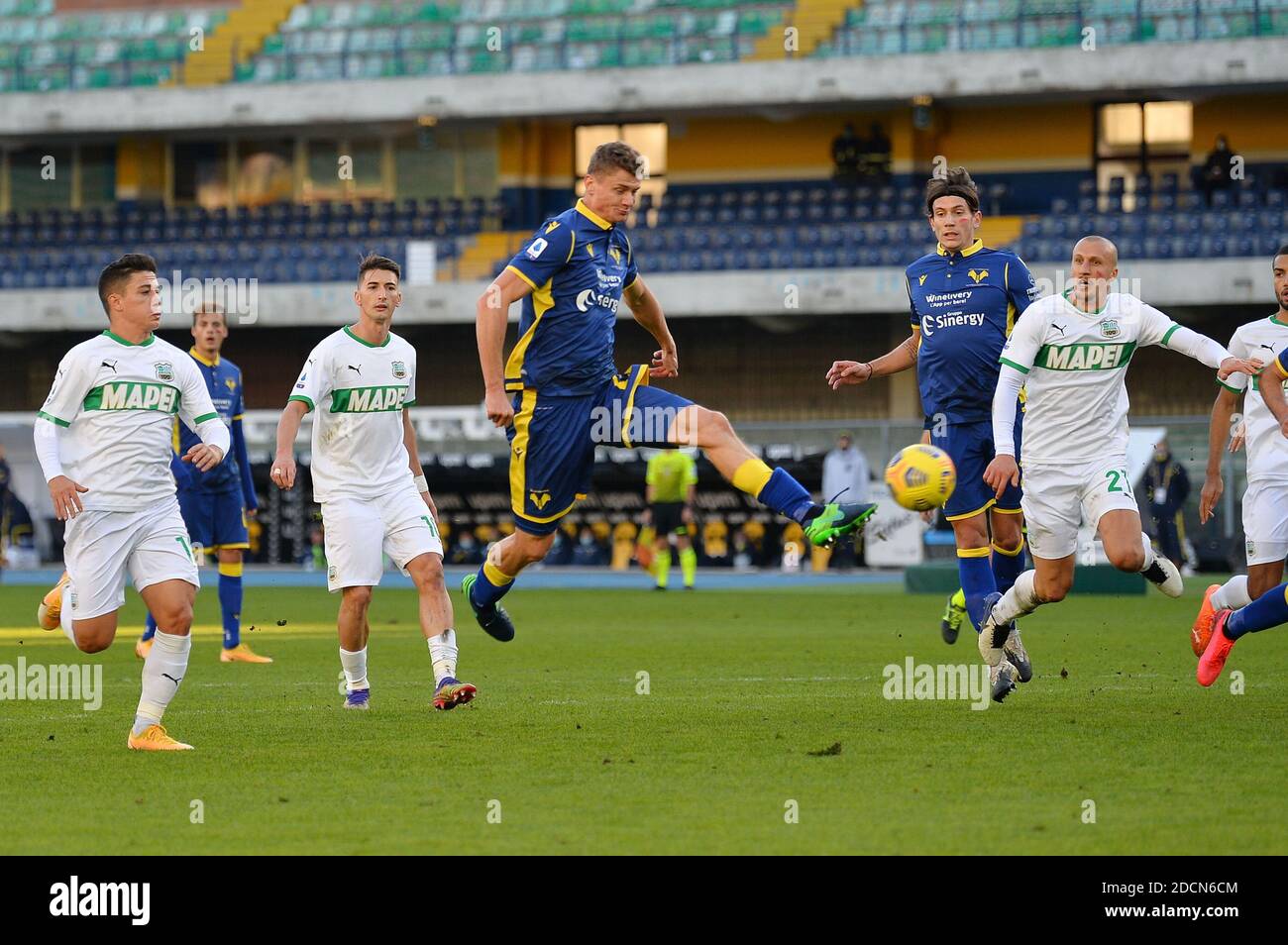 Verona, Italien. November 2020. Verona, Italien, Marcantonio Bentegodi Stadion, 22 Nov 2020, Pawel Dawidowicz (Verona) tritt in Richtung Tor. Während Hellas Verona gegen Sassuolo Calcio - Italienische Fußball-Serie A Spiel - Kredit: LM/Alessio Tarpini Kredit: Alessio Tarpini/LPS/ZUMA Wire/Alamy Live News Stockfoto