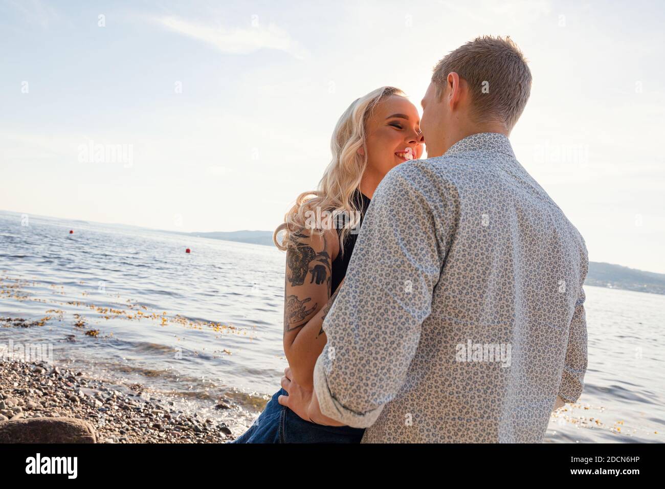 Schöne Junge Paar Küssen Am Strand Am Sonnigen Tag Stockfoto