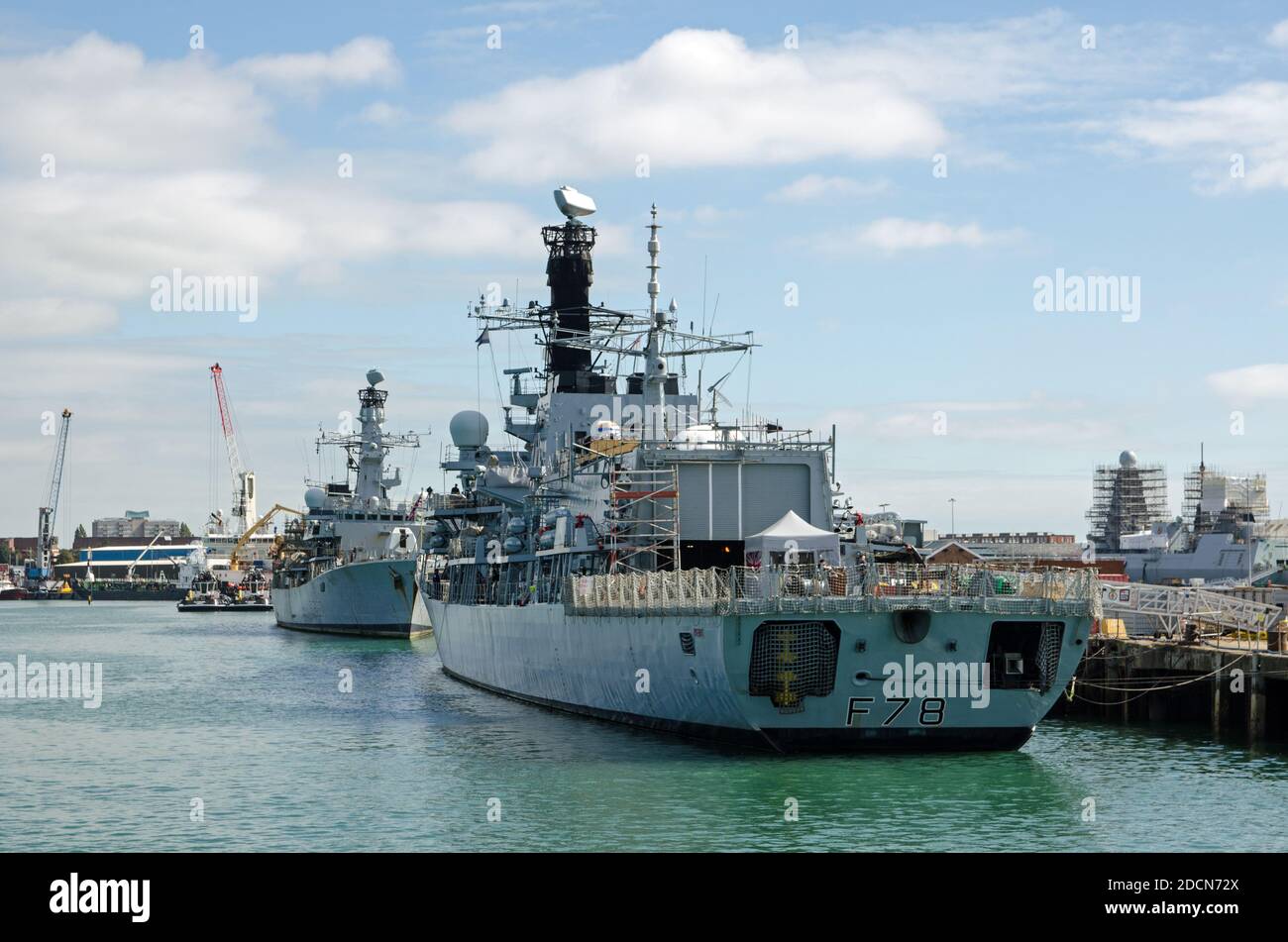 Portsmouth, Großbritannien - 8. September 2020: Die Royal Navy frigates HMS Kent und HMS Westminster vertäuten sich vor dem Hafen von Portsmouth, Hampshire. Stockfoto