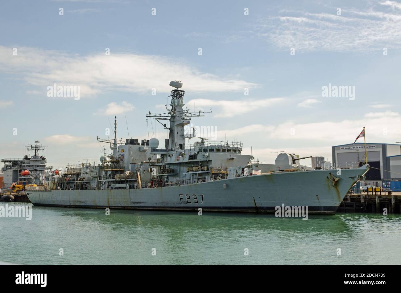 Portsmouth, Großbritannien - 8. September 2020: Die Royal Navy Fregatte HMS Westminster vertäute an einem sonnigen Sommertag in Portsmouth Harbour, Hampshire. Stockfoto