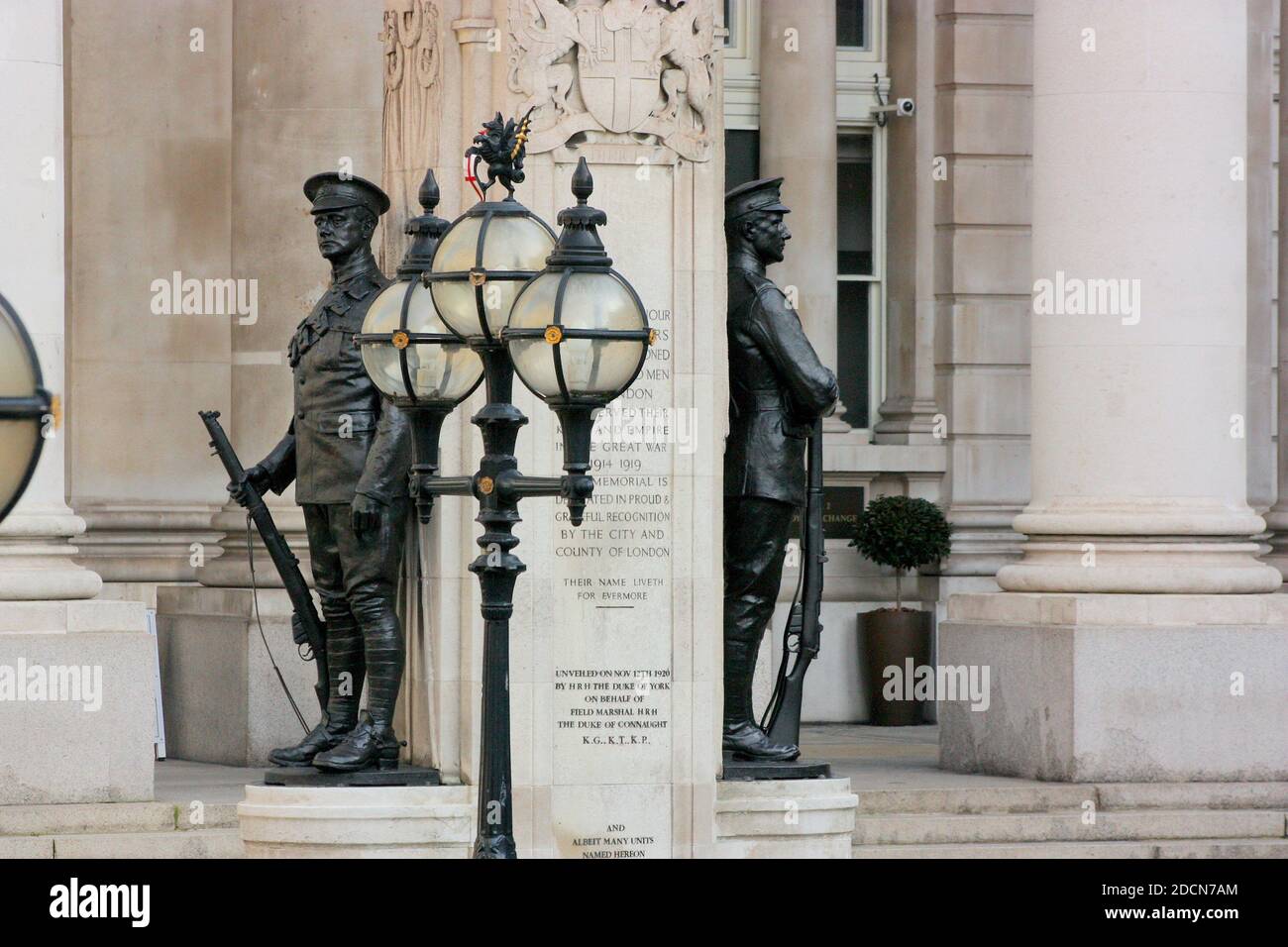 Zwei Bronzestatuen stehen vor der Königlichen Börse Stockfoto