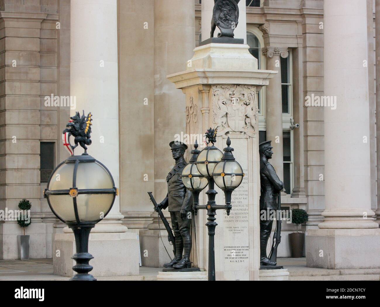 Zwei Bronzestatuen stehen vor der Königlichen Börse Stockfoto
