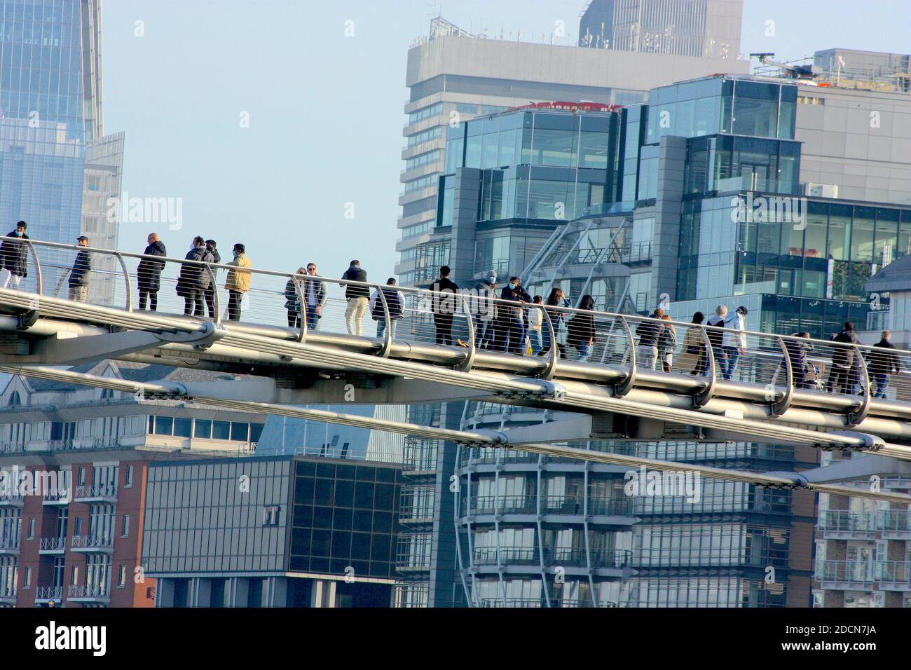 Blick auf die Millennium Bridge vom Nordufer der Themse, London Stockfoto