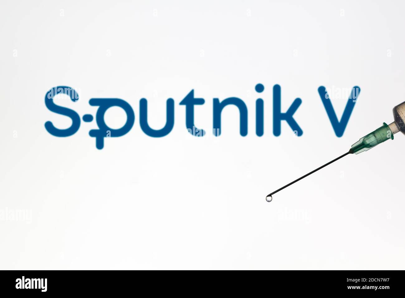 Lissabon, Portugal - 22. November 2020: Spritze und Sputnik V Logo auf dem Hintergrund. Coronavirus, Covid-19 Impfstoffkonzept Stockfoto