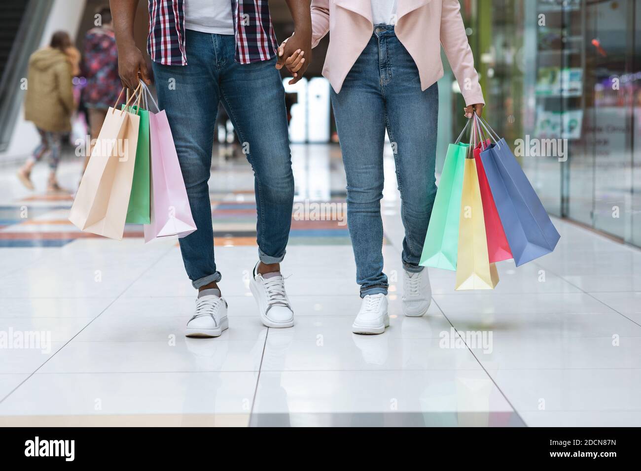 Zusammen Einkaufen. Nicht Erkennbares Paar Zu Fuß Mit Vielen Einkaufstaschen In Der Mall Stockfoto