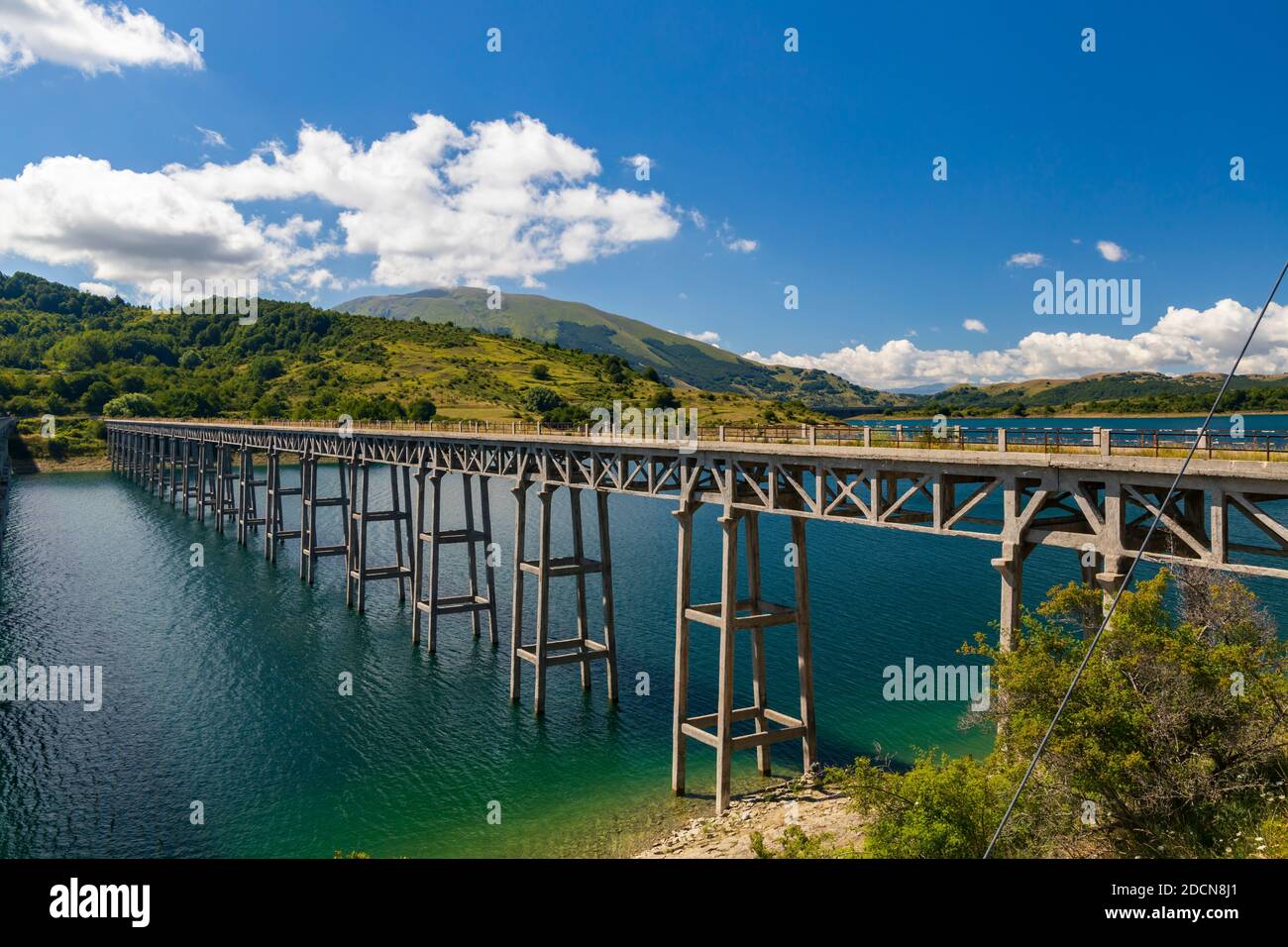Brücke Ponte delle Stecche, Lago di Campotosto im Nationalpark Gran Sasso e Monti della Laga, Region Abruzzen, Italien Stockfoto