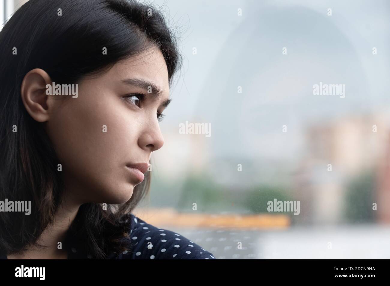 Nahaufnahme frustriert nachdenkliche asiatische Frau Blick aus dem Fenster Stockfoto