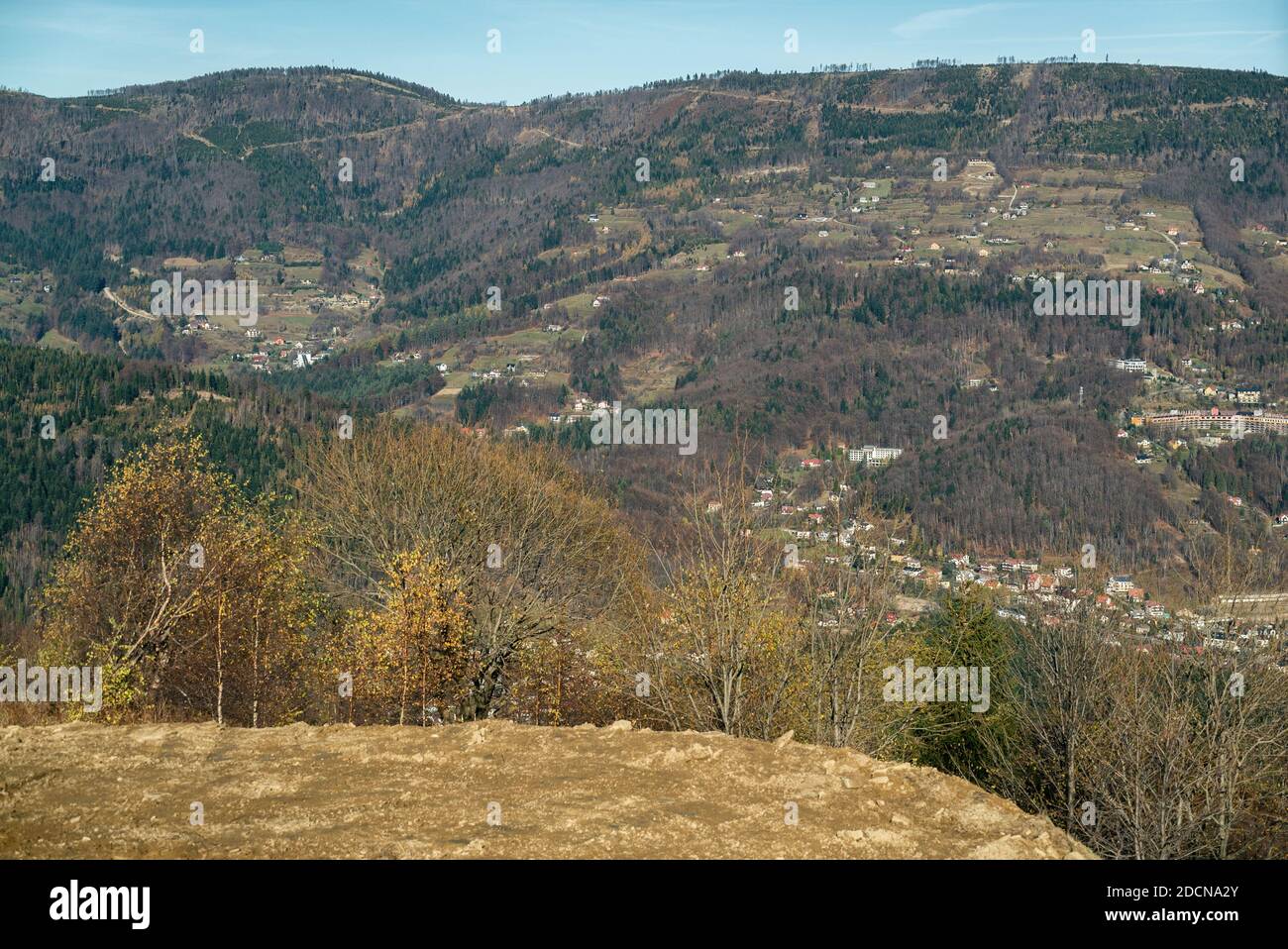 Polnische Berge in Schlesien Beskid in Szczyrk. Skrzyczne Hügel inPolen im Herbst, Herbst Saison Luftdrohne Foto Ansicht Stockfoto