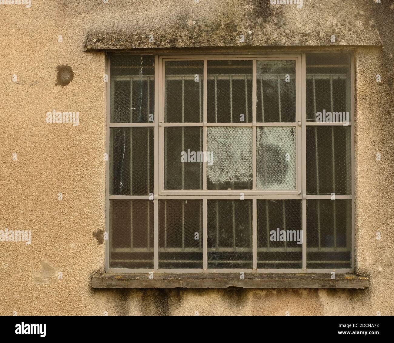 November 2020 - Alte Fenster, mit Sicherheitsriegel in ihnen Stockfoto