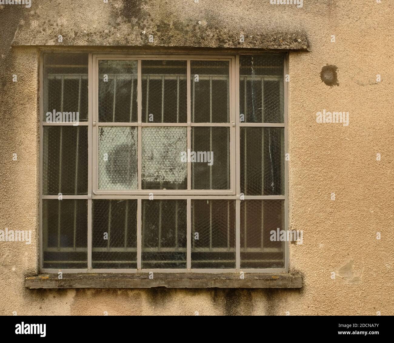 November 2020 - Alte Fenster, mit Sicherheitsriegel in ihnen Stockfoto