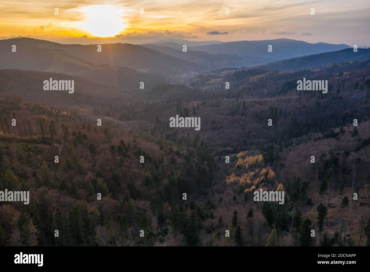 Polnische Berge in Schlesien Beskid in Szczyrk. Skrzyczne Hügel inPolen im Herbst, Herbst Saison Luftdrohne Foto Ansicht Stockfoto