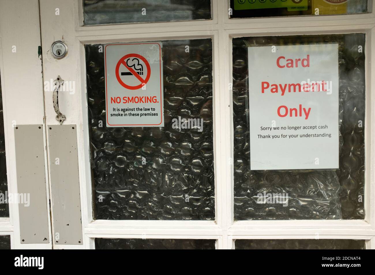 November 2020 - Kartenzahlung nur auf einem kleinen Geschäft in Cheddar Dorf unterzeichnen, wegen der Covid Pandemie Stockfoto