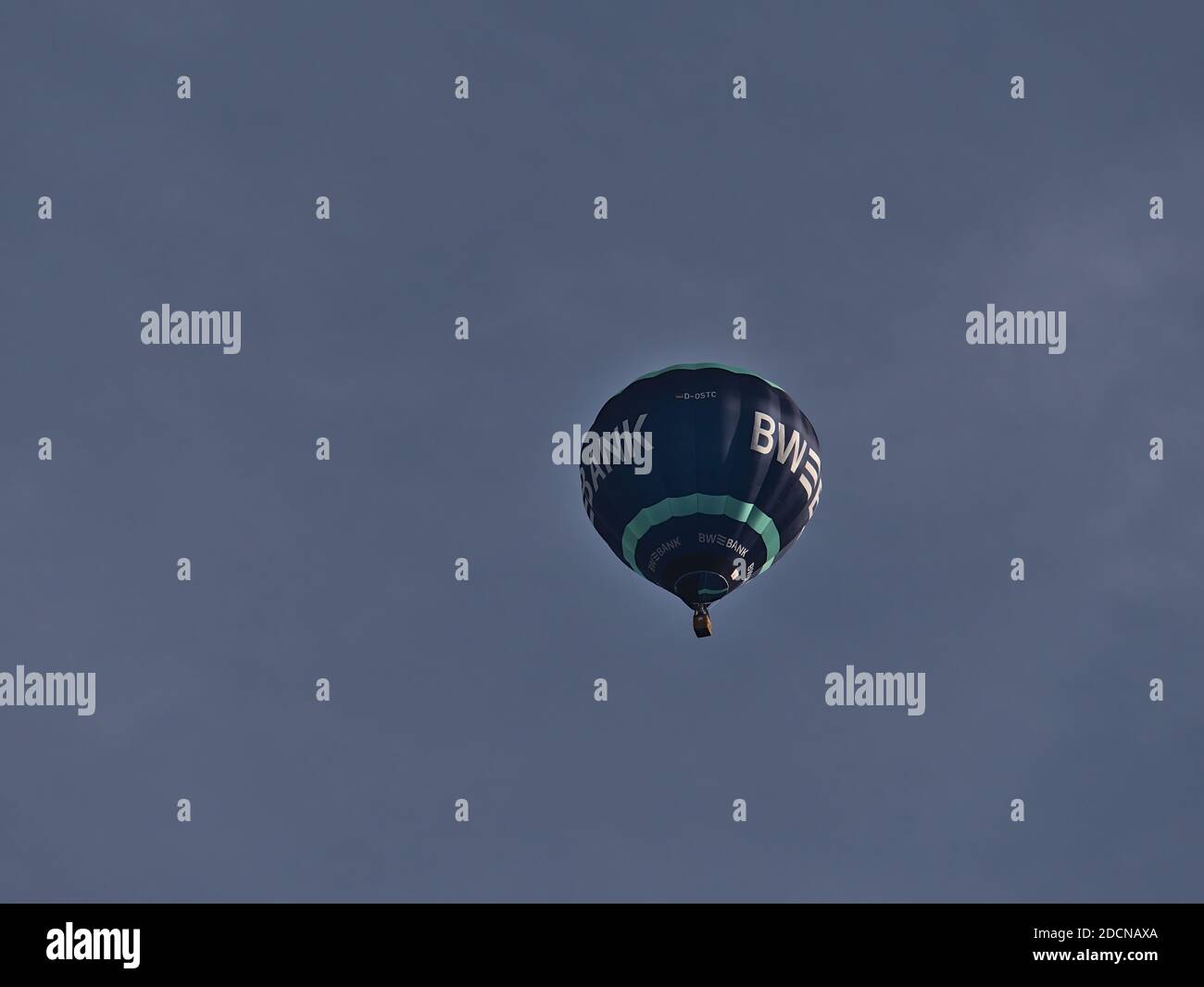 Blick auf einen blau-türkisfarbenen fliegenden Heißluftballon der Landesbank Baden-Württemberg (LBBW, BW Bank). Stockfoto