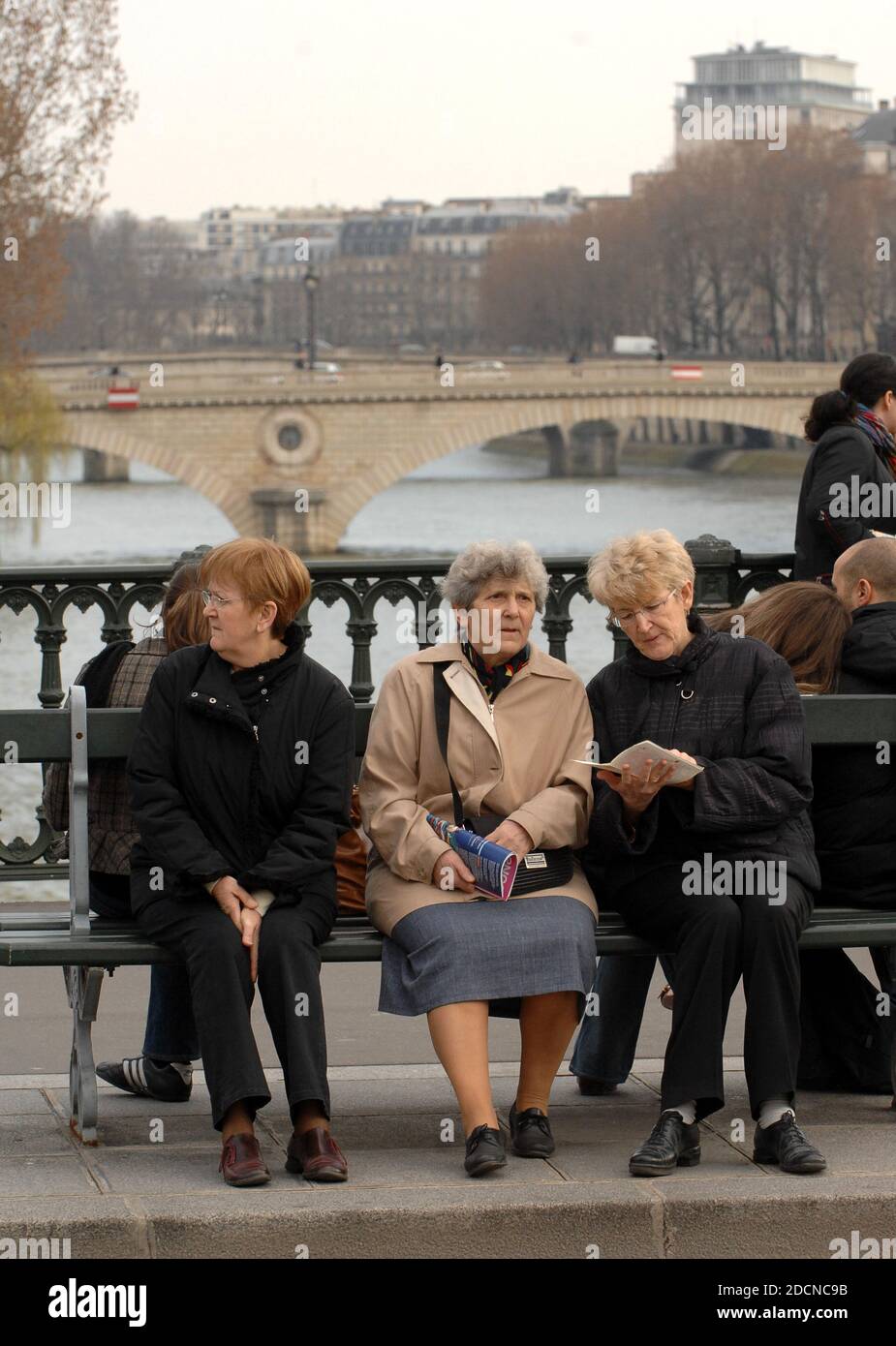 Damen in Paris, Frankreich im Jahr 2006 Stockfoto
