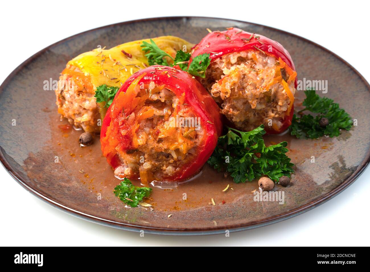 Leicht abgebrochen mit einer Gabel gefüllten Pfeffer mit Kräutern und Gewürzen auf einer weißen Platte. Stockfoto