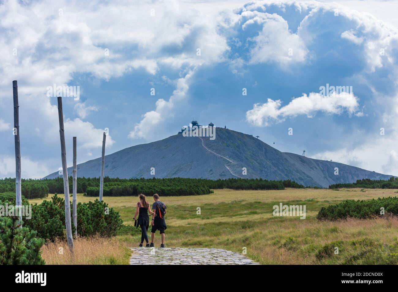 Karpacz (Krummhübel): Hauptkammweg "Polish-Czech Friendship Trail", Blick auf den Berg Snezka oder Sniezka (Schneekoppe), Wanderer in Karkonosze (Giant Mou Stockfoto