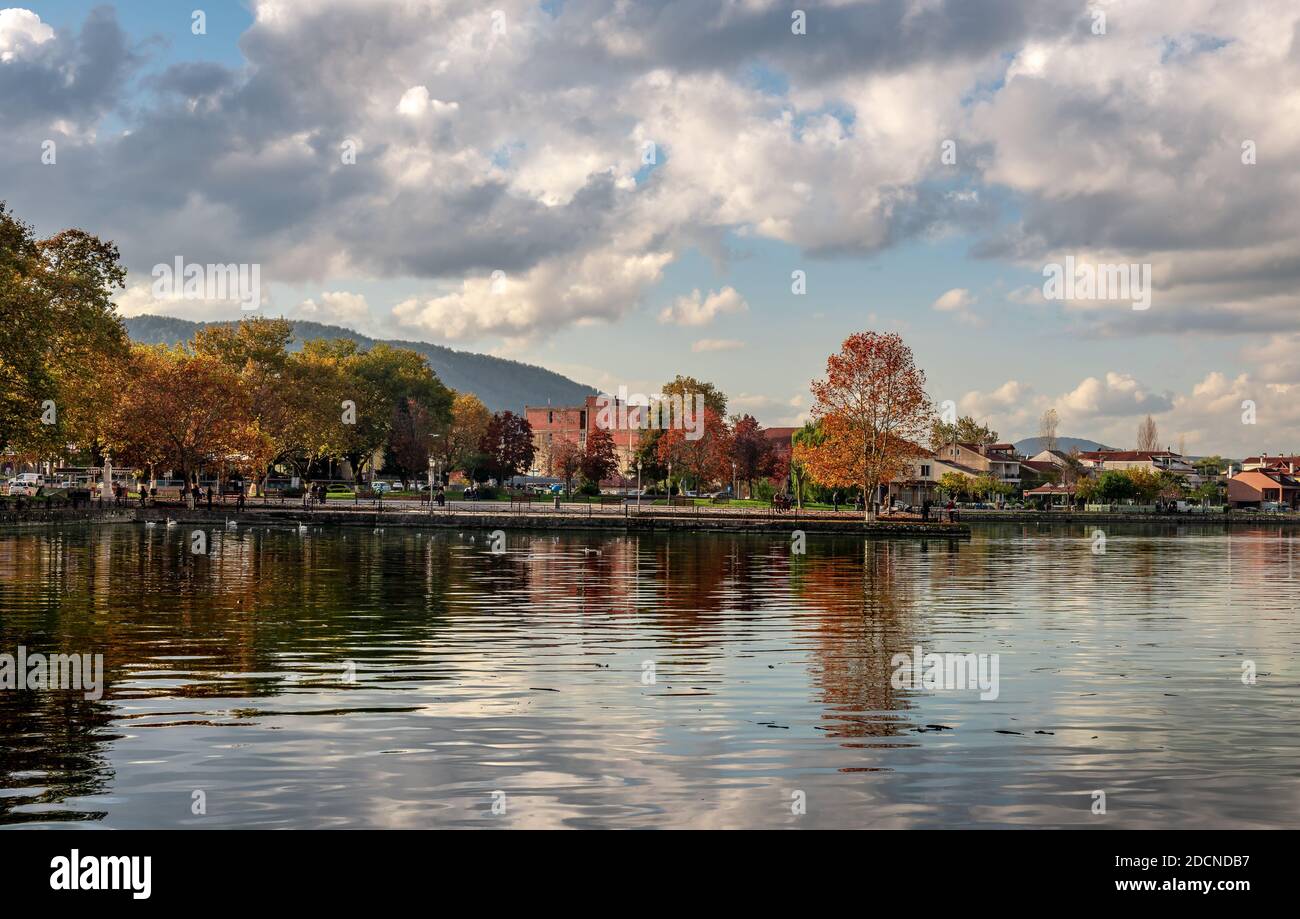 Herbstansicht des Sees Pamvotis und der Uferpromenade der Stadt Ioannina. Stockfoto
