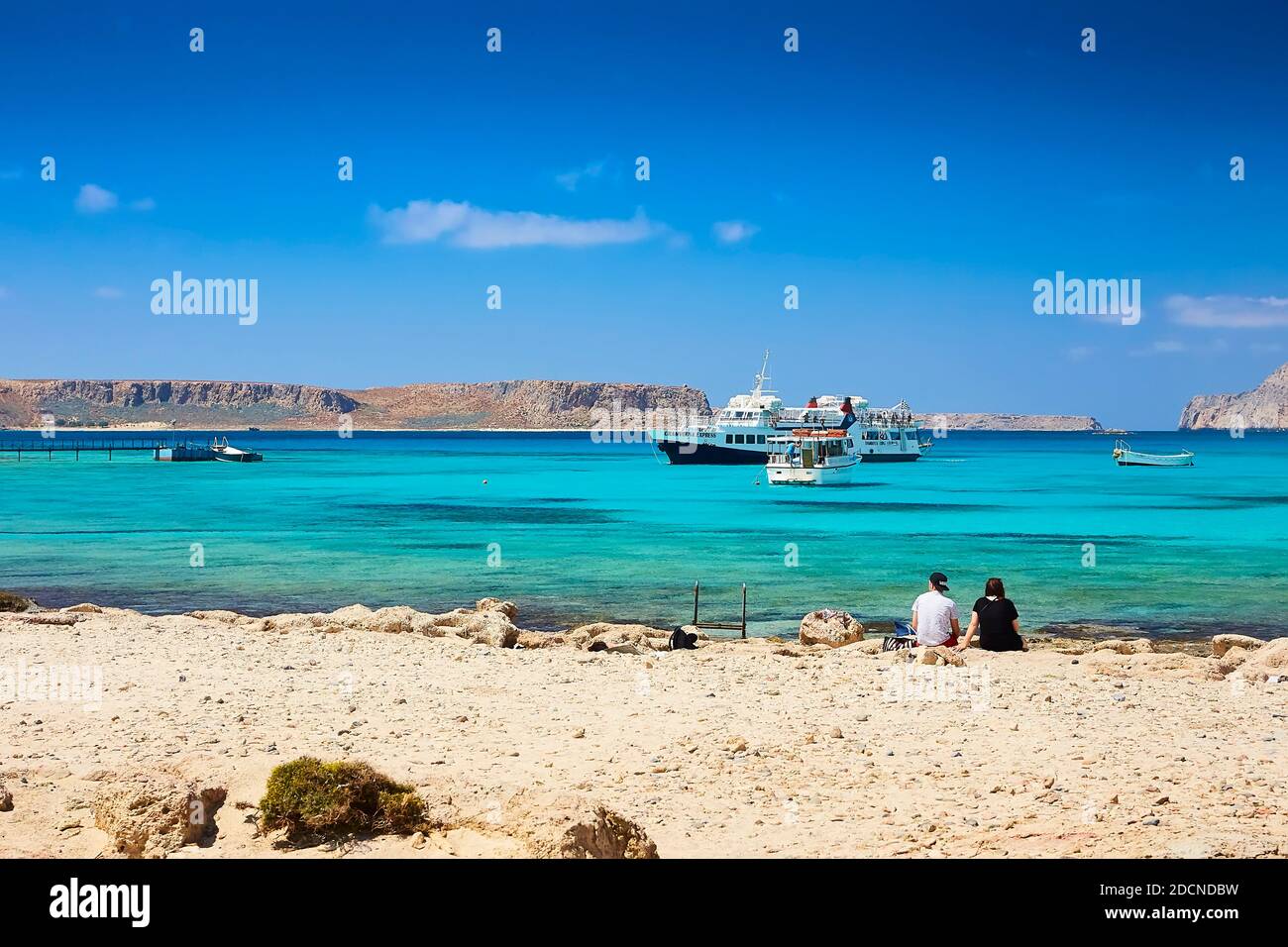 GRAMVOUSA - BALOS, DIE INSEL KRETA, GRIECHENLAND - 4. JUNI 2019: Der schöne Meerblick und die Menschen am Strand von Gramvousa. Stockfoto