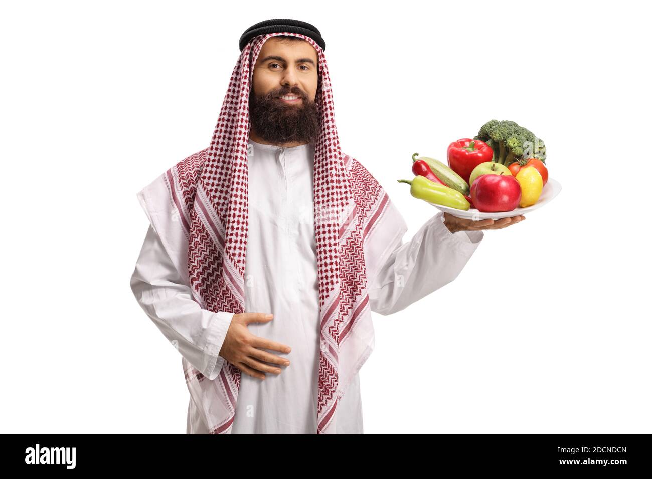 Saudi-arabischen Mann hält einen Teller mit frischen Früchten und Gemüse isoliert auf weißem Hintergrund Stockfoto