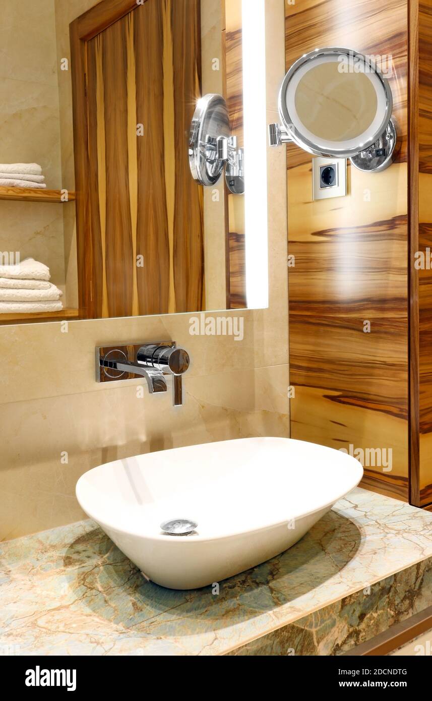 Badezimmer Detail stilvolle Handwaschbecken und Spiegel, moderne Fliesen und Holzpaneele Stockfoto