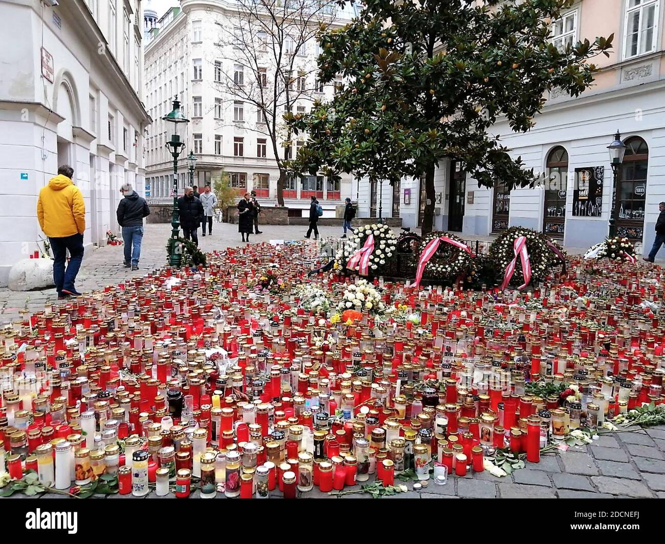 Wien, Österreich-12. November 2020: Menschen bringen Blumen und Kerzen zu Ehren der Opfer an den Orten der Terroranschläge in Wien am 02.11. Stockfoto