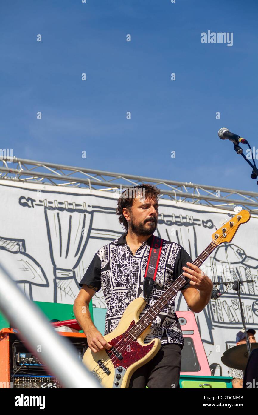 Manises, Valencia, SPANIEN - 'Tol', Bassist der Rock-Gruppe der Musik in Valencia für Kinder Ramonets, während eines Konzerts während der COVID 19 pand Stockfoto