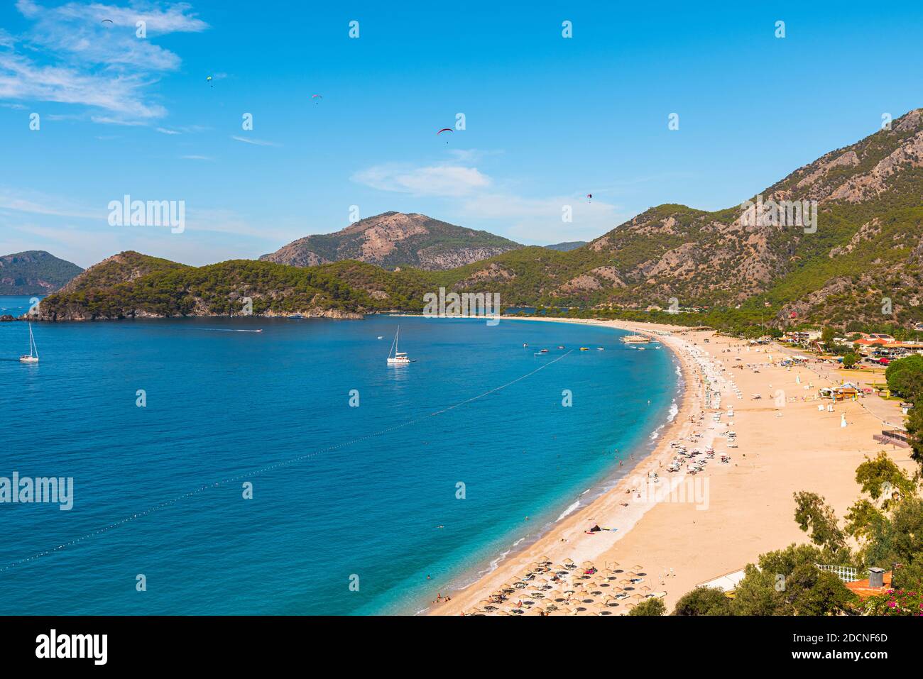 Panoramablick auf den Strand von Oludeniz und die Blaue Lagune in der Türkei. Sommerurlaub Reiseziel. Der beste türkische Strand Stockfoto