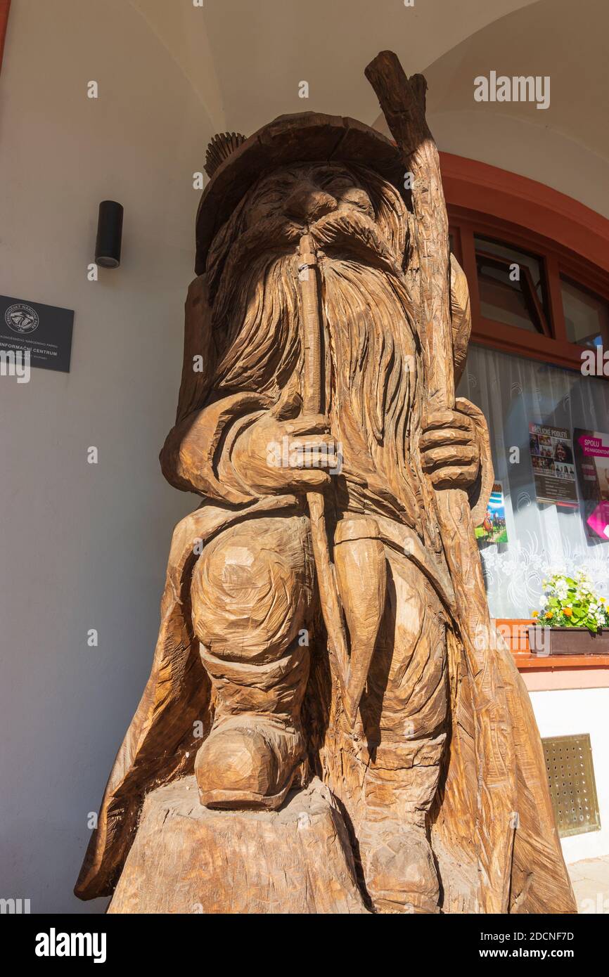 Vrchlabi (Hohenelbe): Holzstatue von Rübezahl (Karkonosz, Krakonos) im Riesengebirge, Kralovehradecky, Hradec Kralove Re Stockfoto