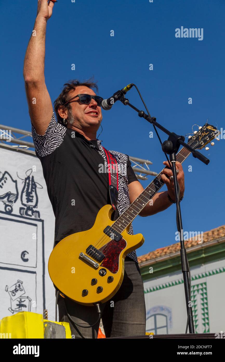 Manises, Valencia, SPANIEN - 'Ferran', Leadsänger und Gitarrist der Musikrock-Gruppe in Valencia für Kinder Ramonets, während eines Konzerts während der Stockfoto