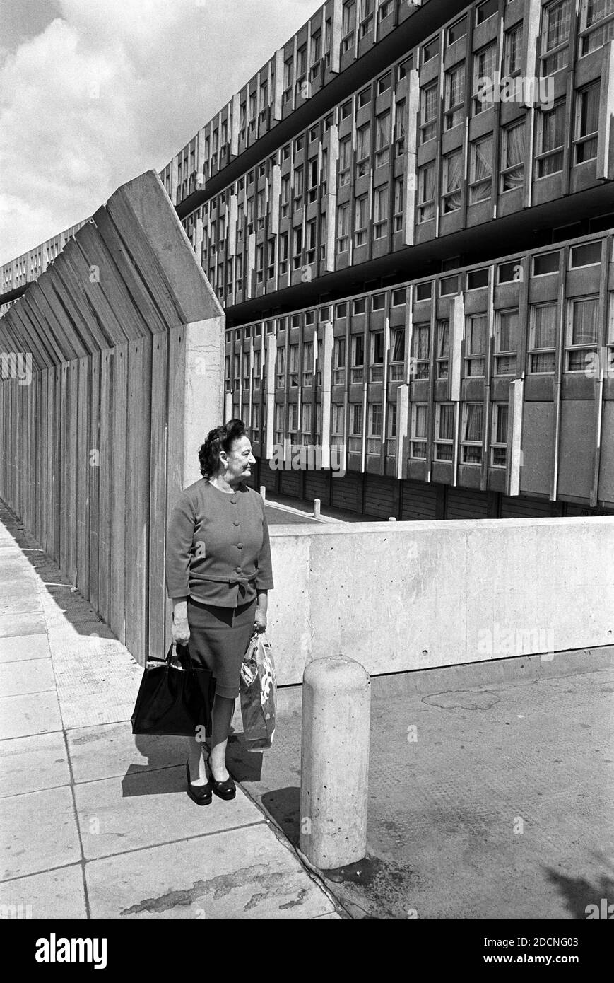 Großbritannien, London, Docklands, Poplar, Robin Hood Lane. Robin Hood Gardens war ein Wohnhaus in Poplar (streng genommen über 'die Insel'). Erbaut 1972. Dieses Foto wurde Anfang 1974 aufgenommen. Stockfoto