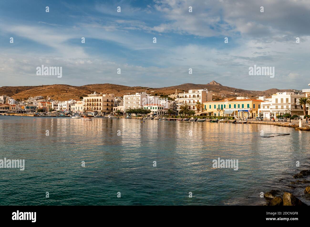 Tinos / Griechenland - Oktober 17 2020: Nachmittags Blick auf die Uferpromenade von Tinos, im Herbst. Tinos ist eine griechische Insel in der Ägäis. Stockfoto