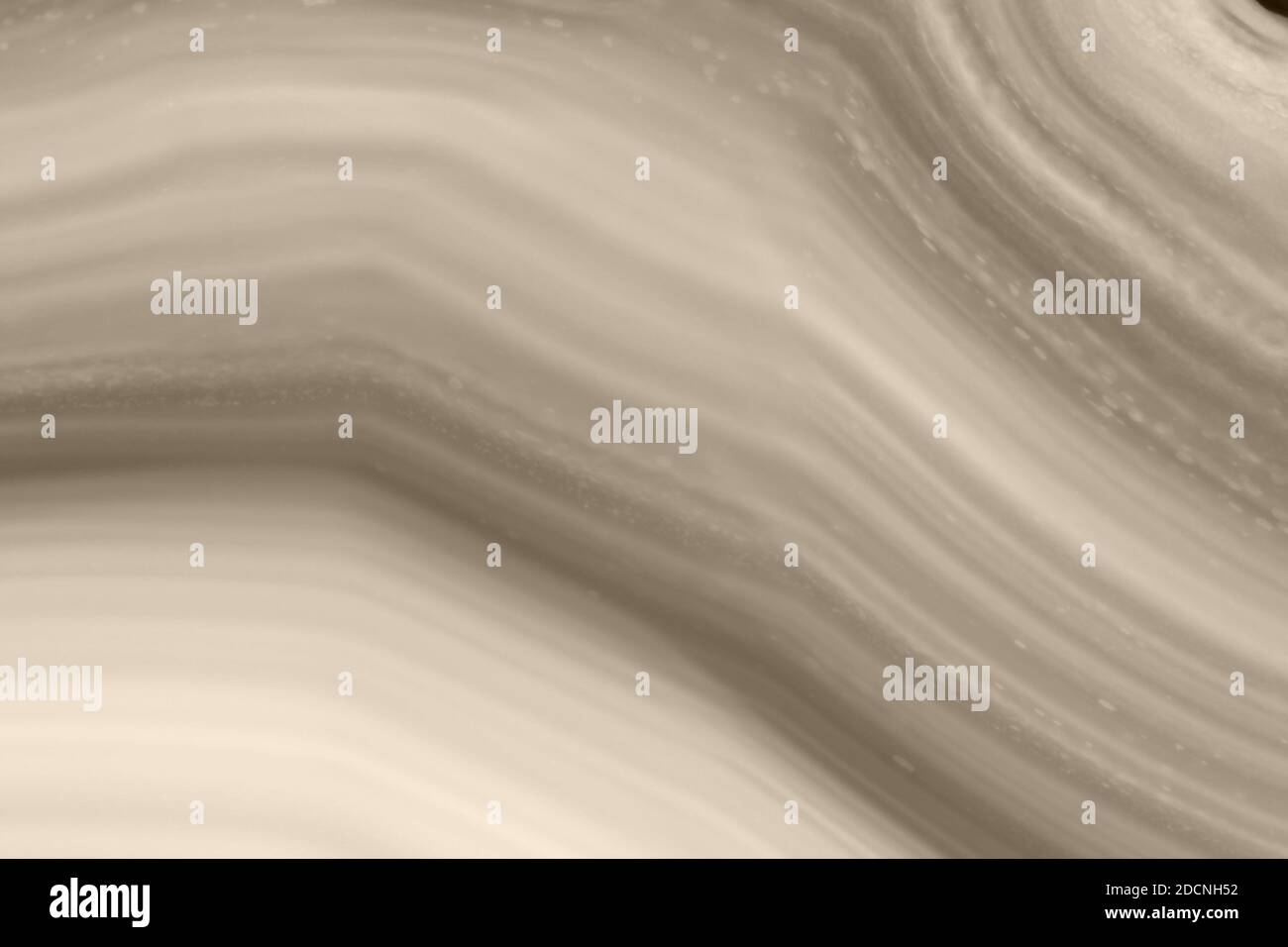 Abstrakter Hintergrund, Sepia getönte Achat-Scheibe mineralischer Querschnitt, Farbe des Jahres 2021: Set Sail Champagne Stockfoto