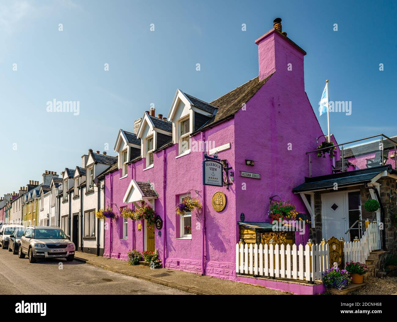 Tobermory / UK - August 25 2019: Blick auf Gebäude in Argyll Terrace, eine Straße im oberen Tobermory, die einen herrlichen Blick über die Bucht und den Soun hat Stockfoto