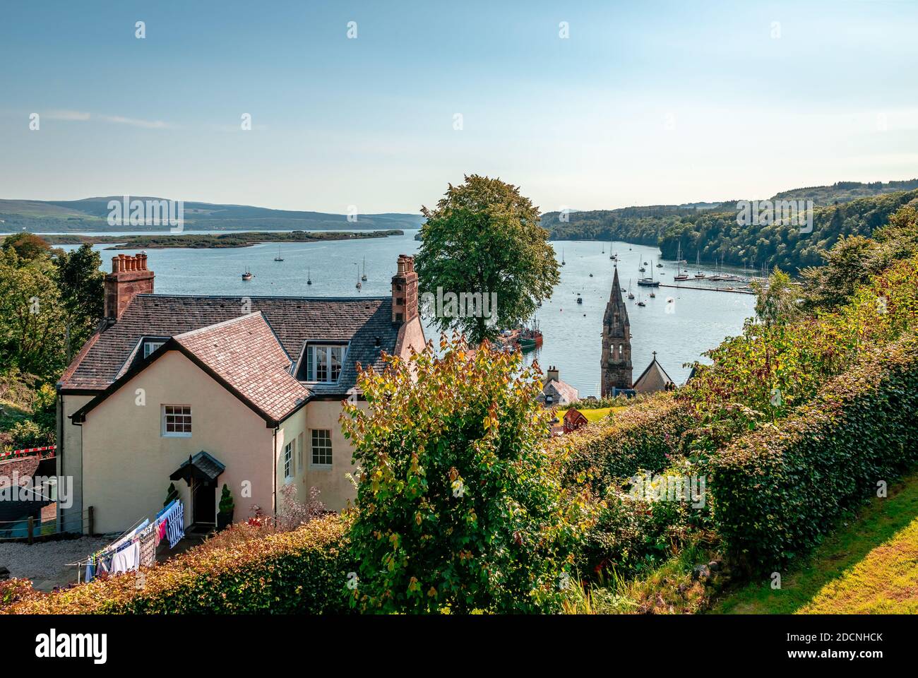 Anzeigen von Tobermory von oben. Tobermory ist die Hauptstadt von Mull, und bis 1973 der einzige Burgh auf, die Insel Mull in der Schottischen Inneren Hebriden. Stockfoto