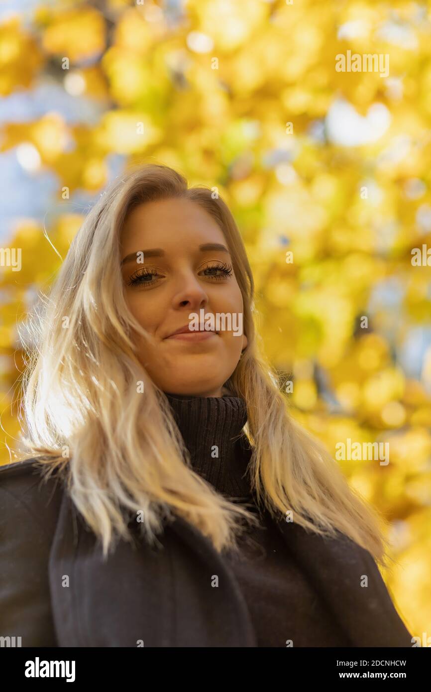 Ansicht der attraktiven jungen Frau, die an der Kamera lächelt. Vertikal. Stockfoto