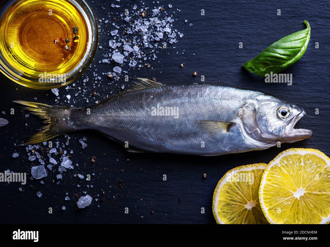 Frischer Fisch zum Kochen auf dunklem Hintergrund, Draufsicht! Stockfoto