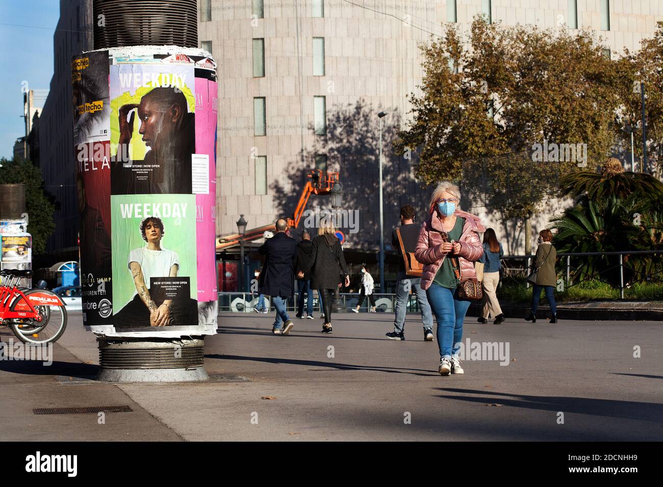 Eine Frau, die auf der Plaza Catalonia, Barcelona, Spanien, läuft. Stockfoto
