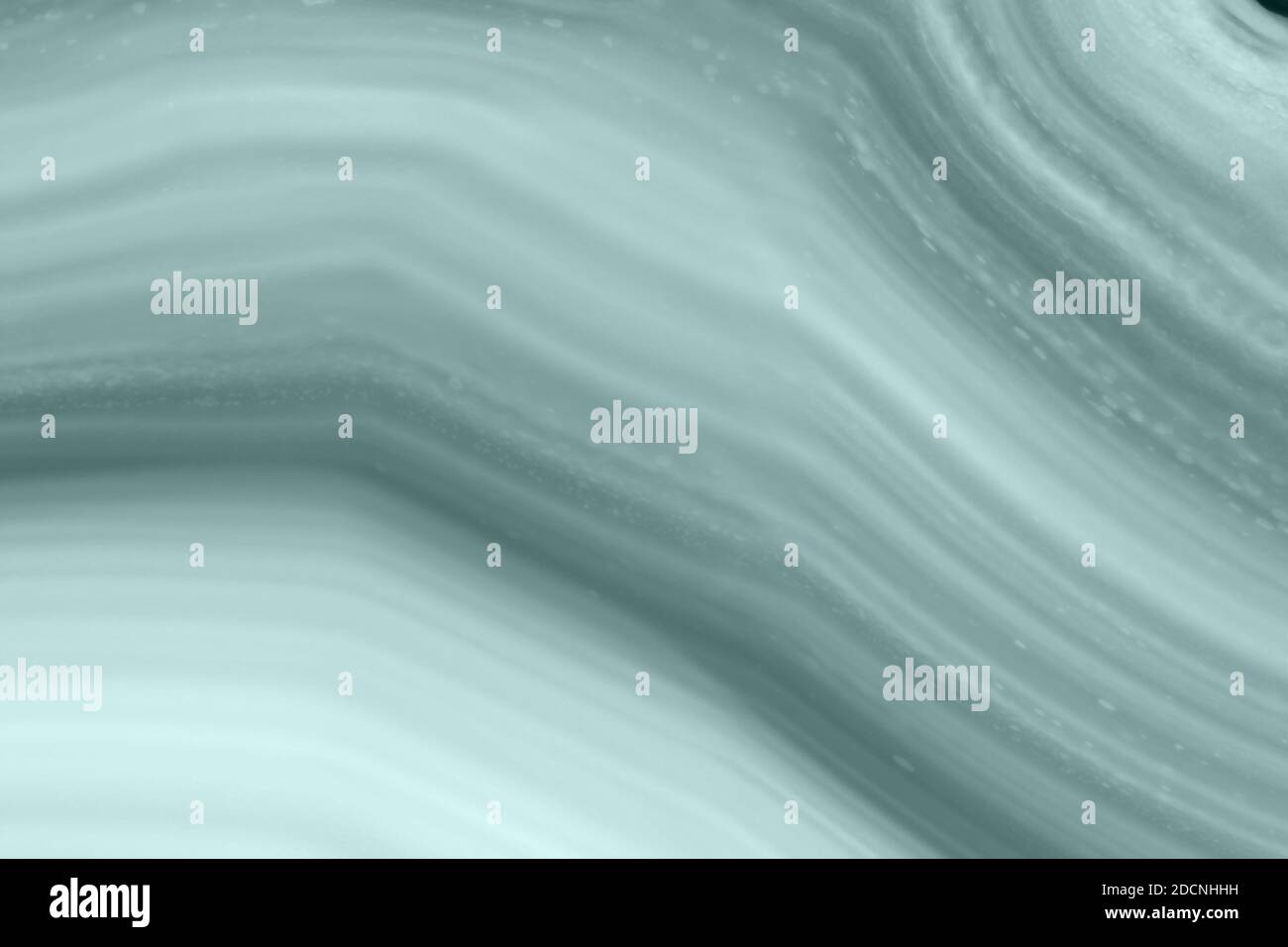 Abstrakter Hintergrund, grün getönter Achatmineralquerschnitt, Farbe des Jahres 2021: Tidewater Green Stockfoto