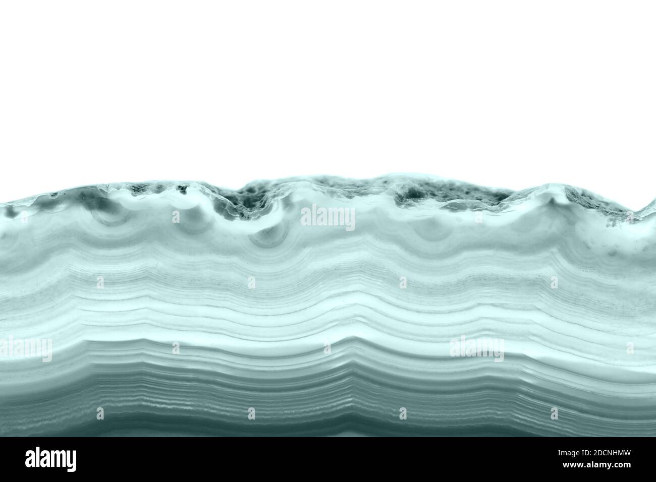 Abstrakter Hintergrund, grün getönter Achatmineralquerschnitt, Farbe des Jahres 2021: Tidewater Green Stockfoto