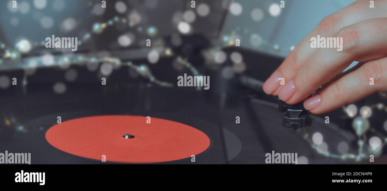 Xmas Platte auf Grammophon. Festliches Bokeh. Hygge lifestile. Bannerformat. Stockfoto