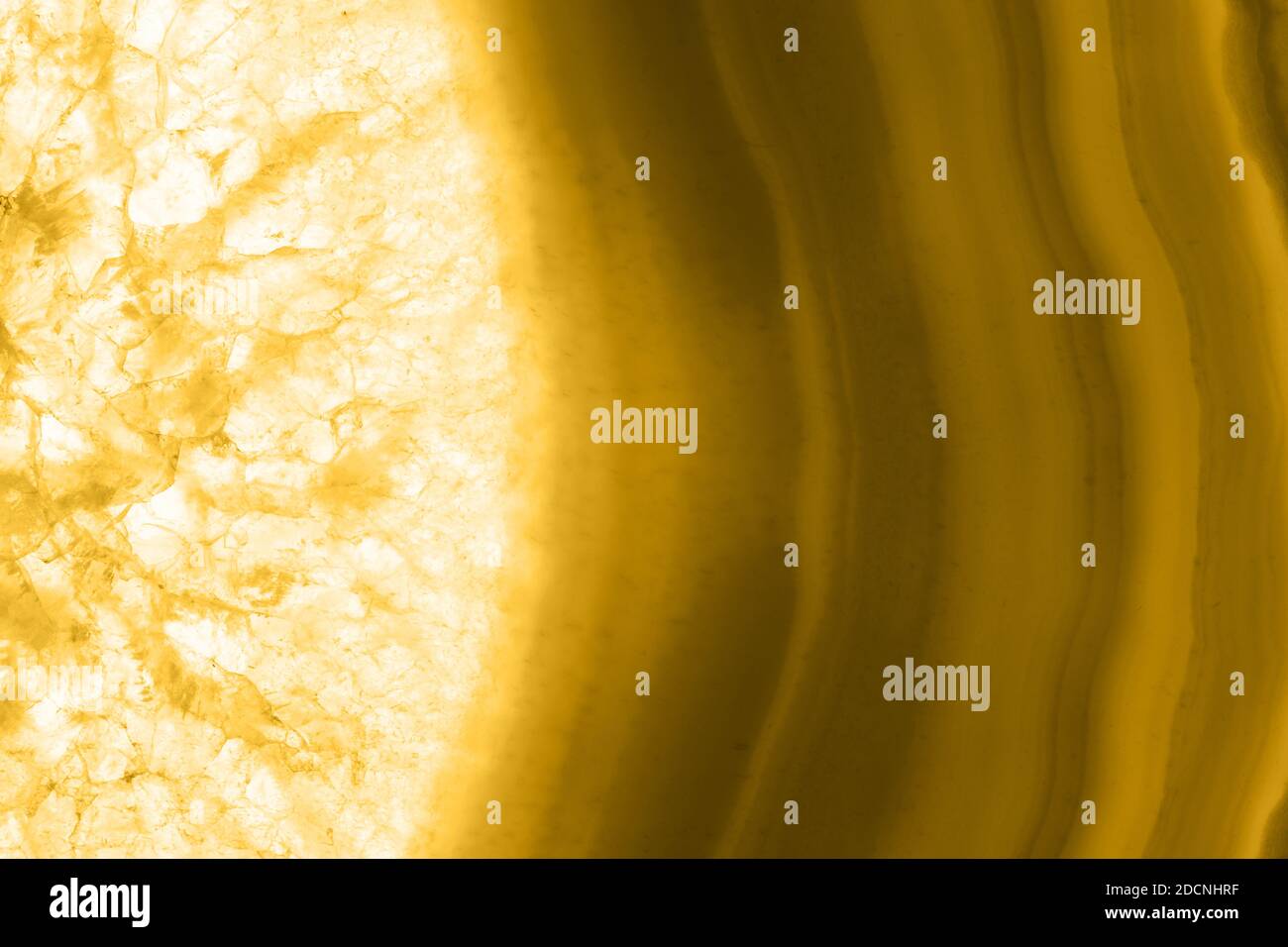 Abstrakter Hintergrund, goldgetönte Achatscheibe Mineral, Farbe des Jahres 2021: fortuna Gold Stockfoto