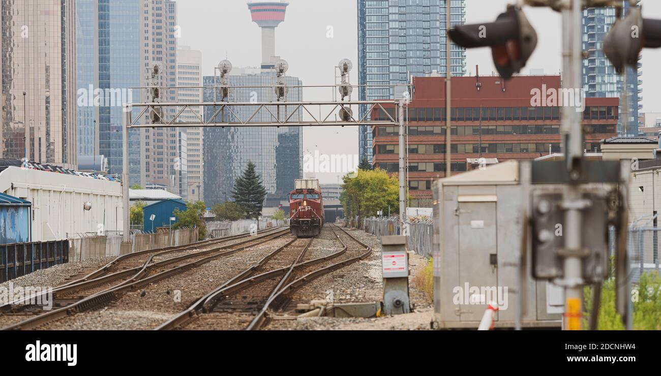 19. September 2020 - Calgary, Alberta, Kanada - Kanada Pacific Railway Zug verlässt Calgary Stockfoto