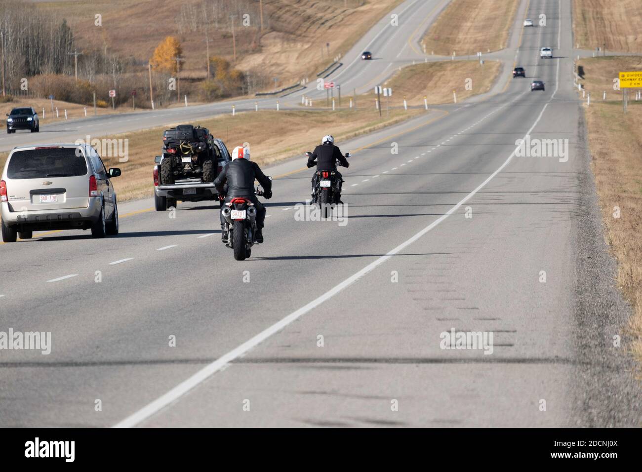 Oktober 11 2020 - Calgary Alberta Kanada - Motorräder an autobahn Stockfoto