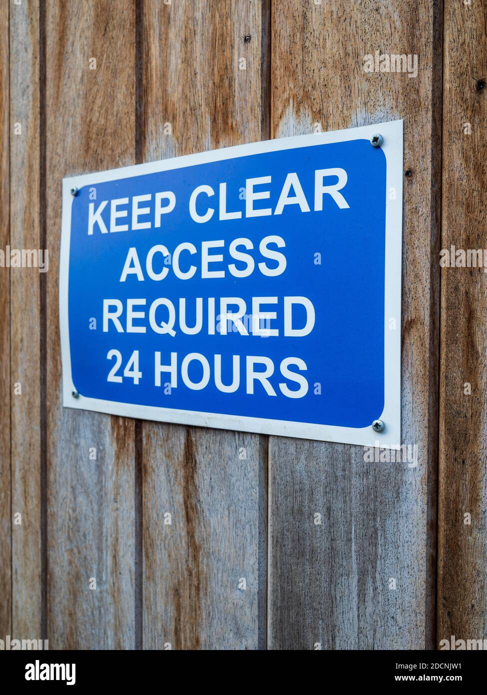 Keep Clear Access erforderlich 24 Stunden Zeichen UK Stockfoto