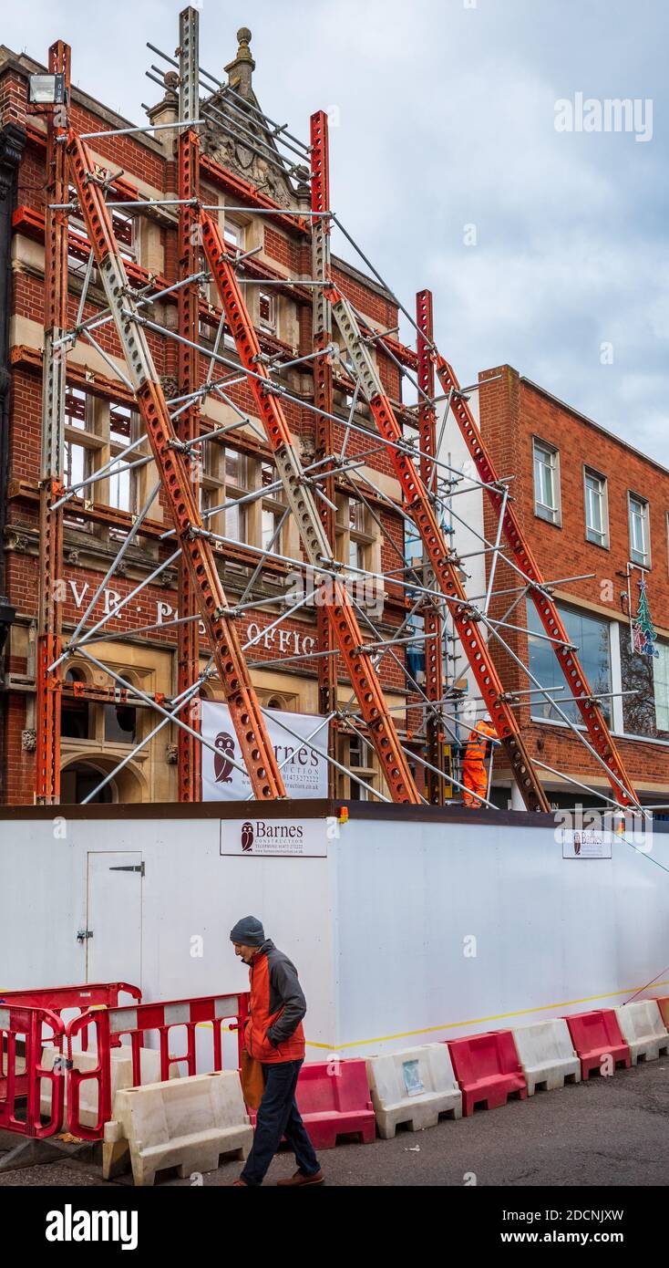 Gebäudefassade Erhaltung - viktorianische Ära Fassade des ehemaligen Bury St. Edmunds Post Office ist erhalten, um in eine neue Entwicklung zu integrieren. Stockfoto