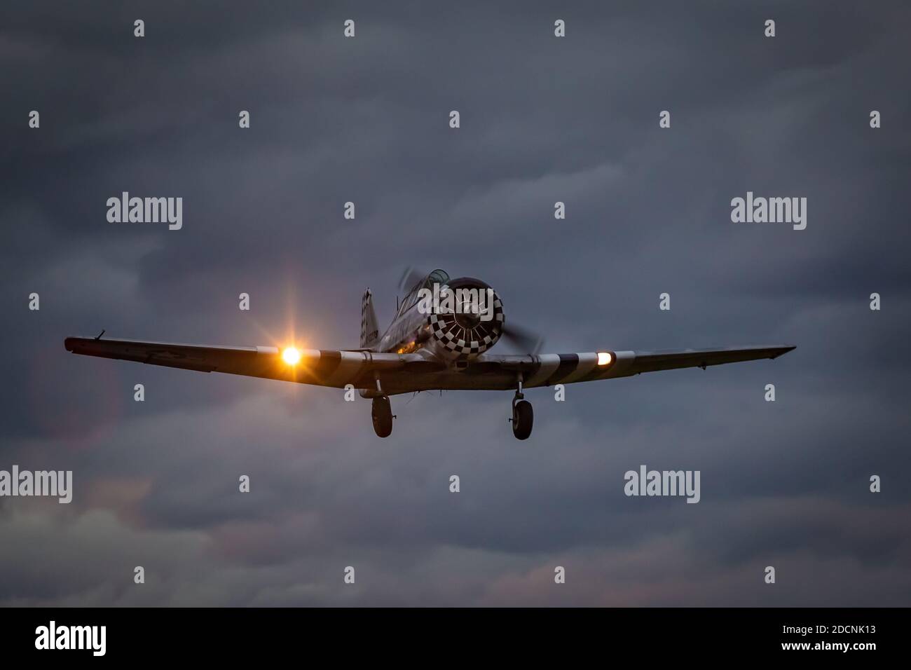 DALA JÄRNA, SCHWEDEN - 12. AUGUST 2018: North American T-6 'Texan' des schwedischen Air Force Historic Flight T-6 Teams bei Ankunft in Flygfesten 2018 Stockfoto