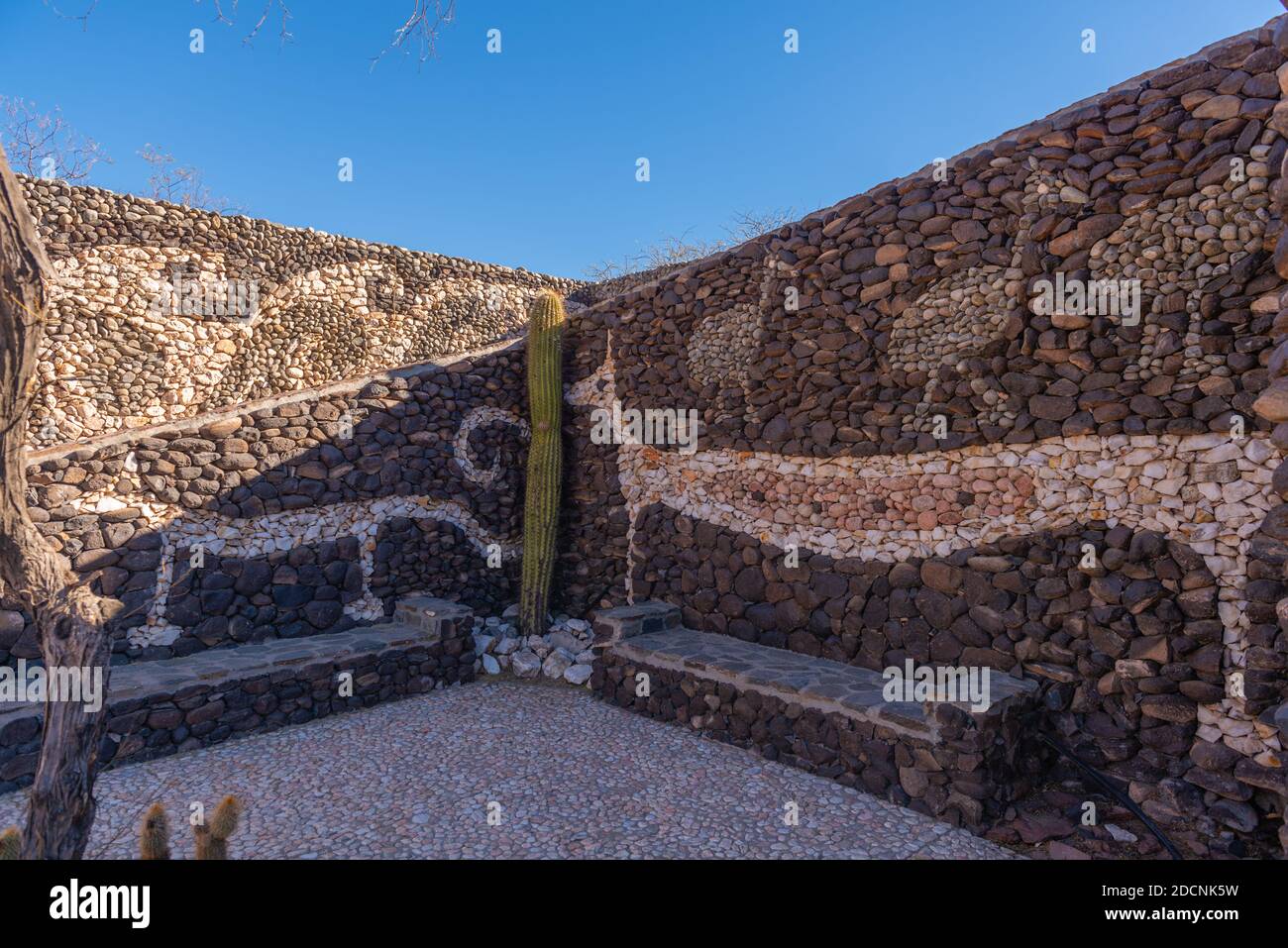 Wand mit abstrakten Tieren im Museo de la Pachamama, Amaichá del Valle, Provinz Tucamán, Nordwest-Argentinien, Lateinamerika Stockfoto